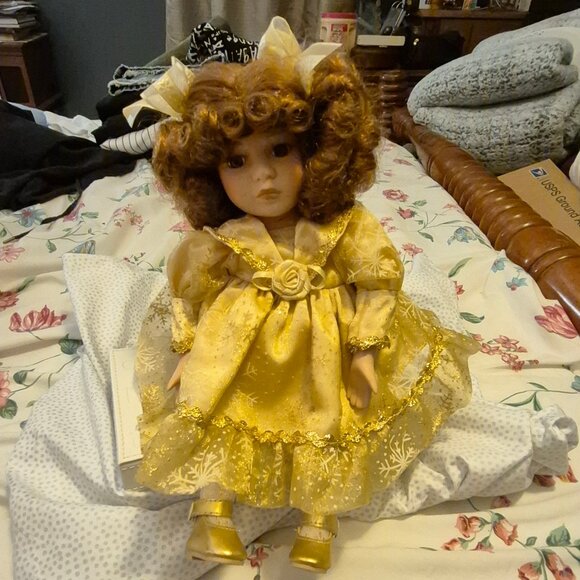 Seated Musical Doll. Her head moves while music plays. - Picture 2 of 8